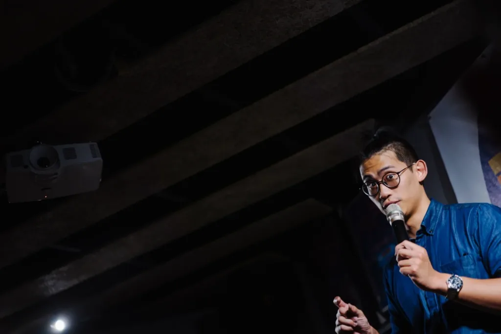 周加恩是誰?從喜劇演員到 AI 寫作,堅持「遵從本心」,用真實體驗對抗 AI 平庸內容 1 407691202 351417447537182 4939773494074428844 n