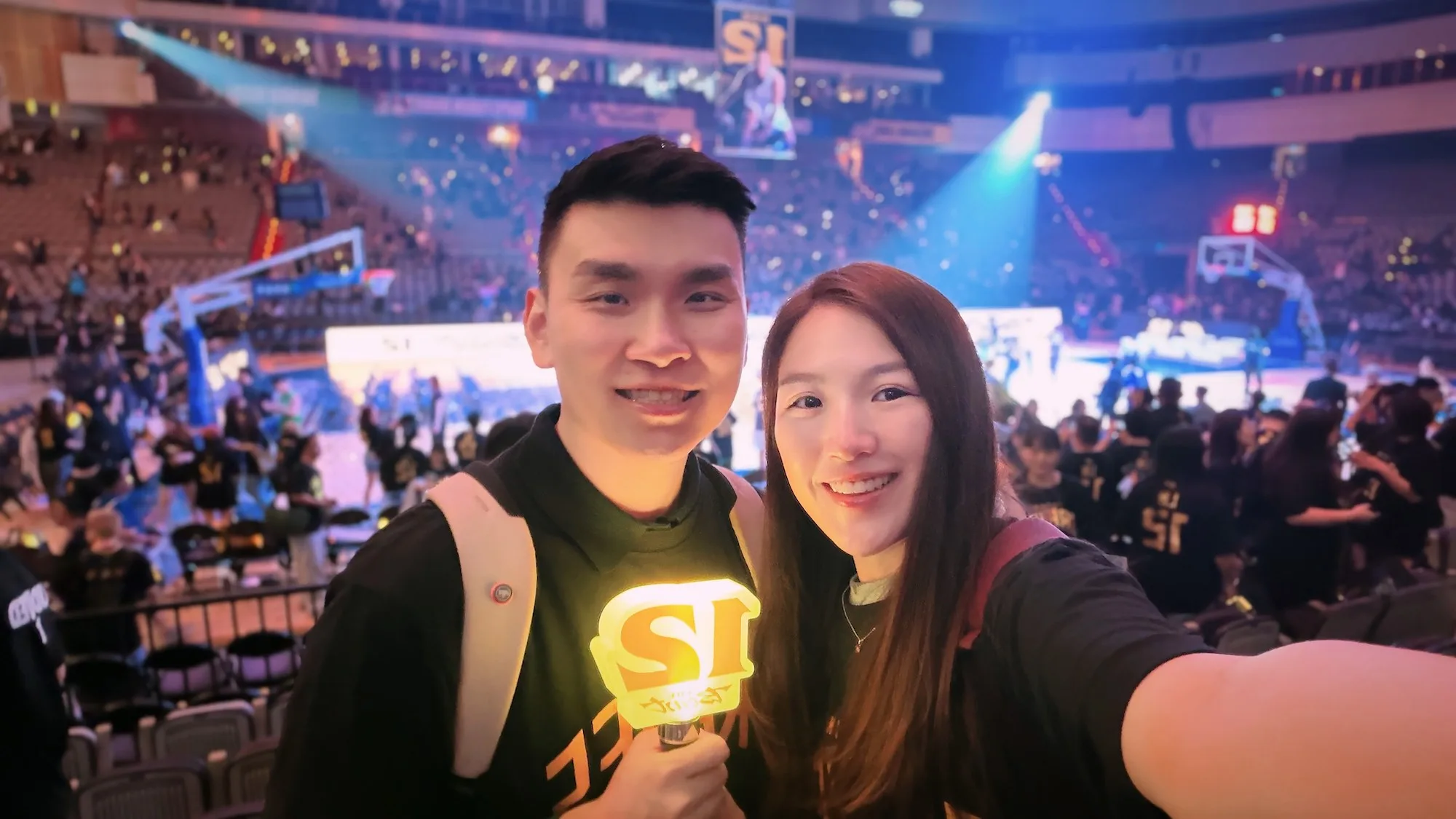 Raymond and Yuzi at Taipei Arena watching Jeremy Lin retirement game