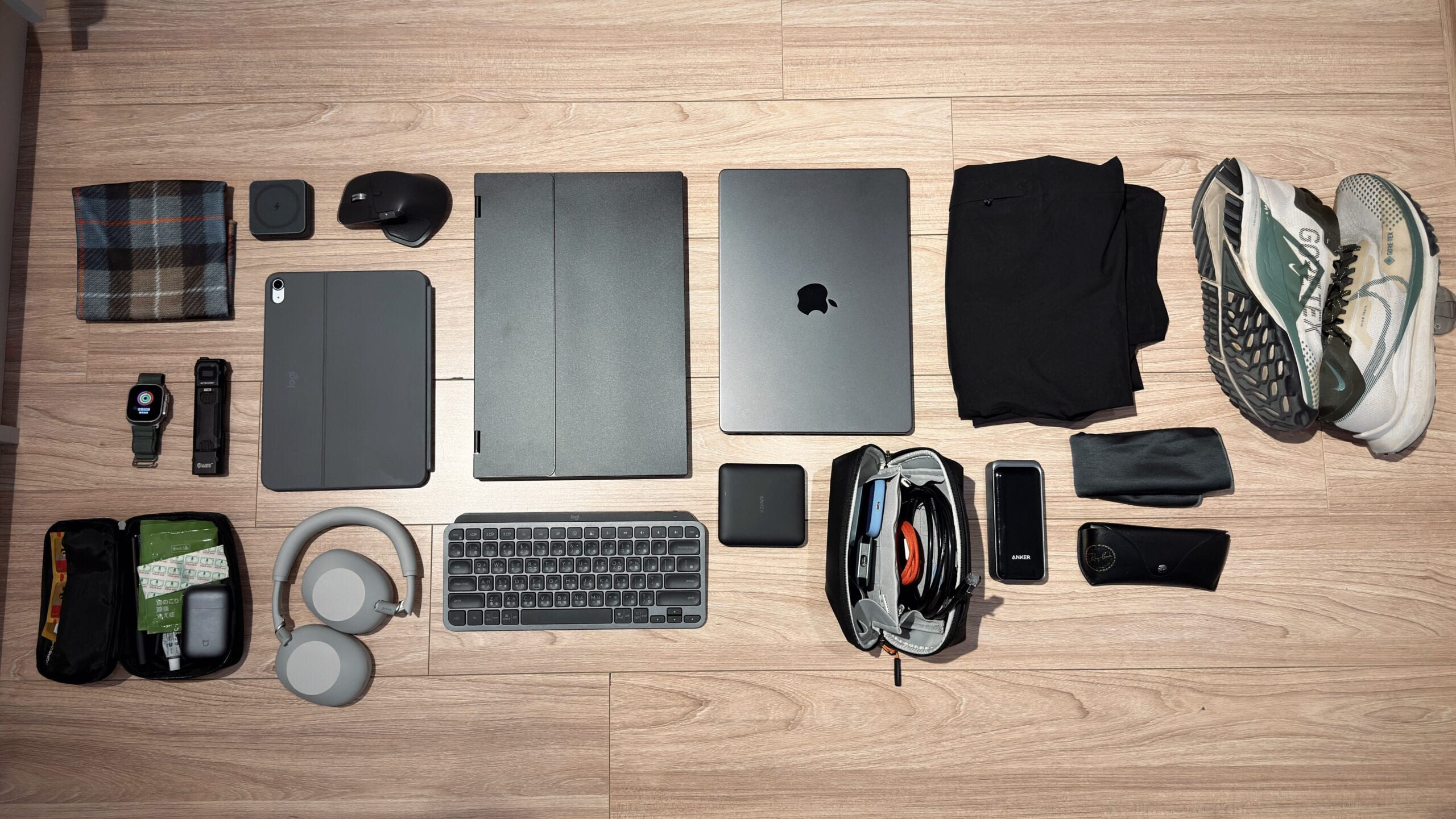 數位遊牧工作者的 EDC 清單:一個背包走天下的極簡裝備 2 tech essentials flat lay scaled