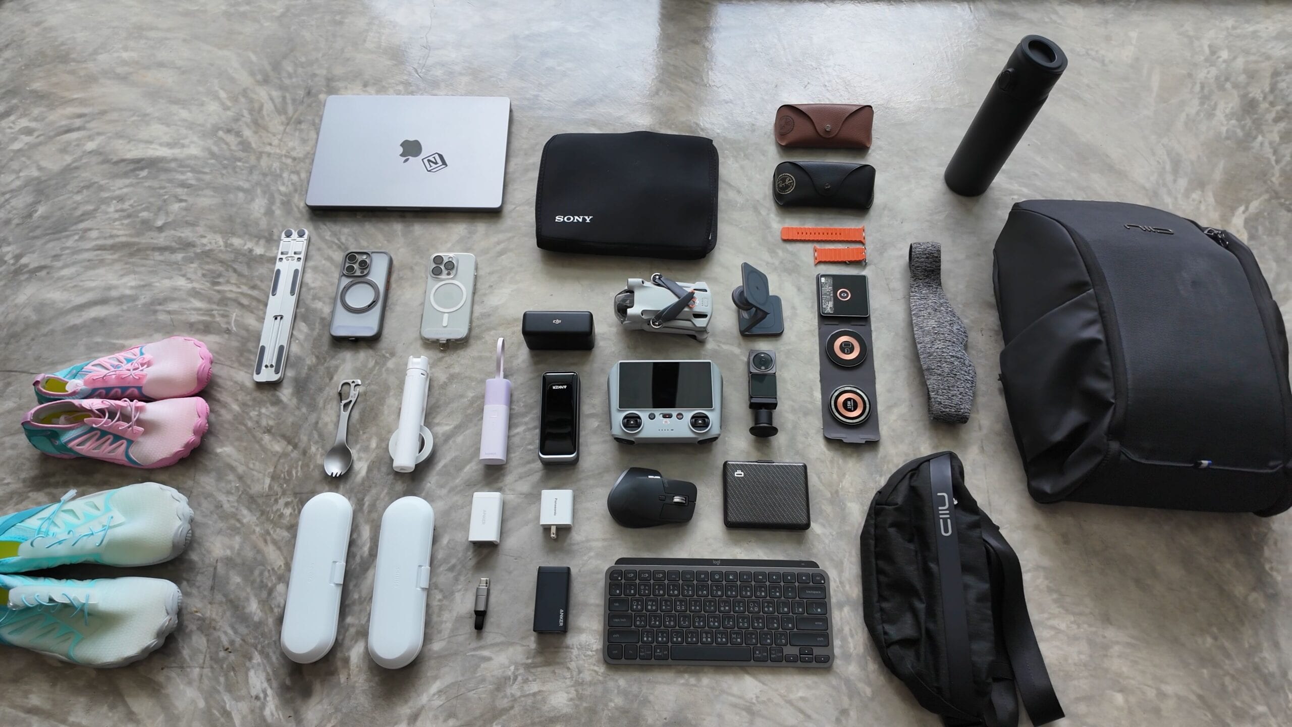 數位遊牧工作者的 EDC 清單:一個背包走天下的極簡裝備 1 tech gear flat lay scaled